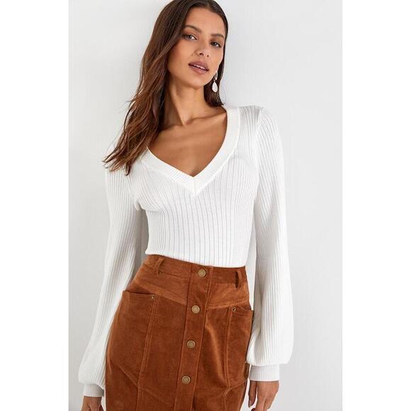 Lulus Sweaters - NWOT Lulus Subtle Sensation White Ribbed V-neck Sweater Top - Size M